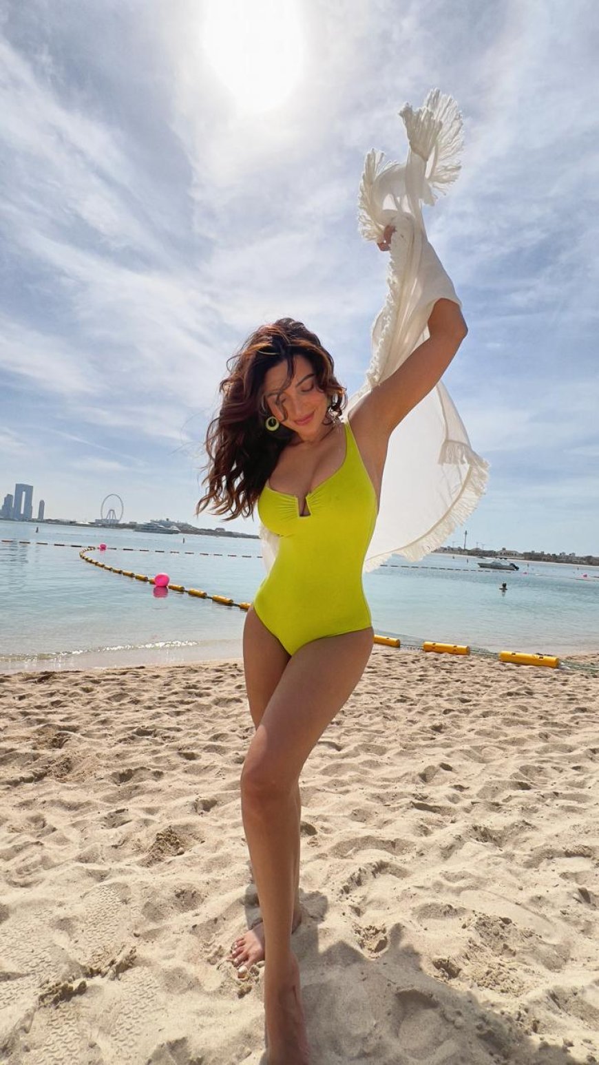 Uff What A Diva: Shama Sikander raises oomph quotient like never before  at Dubai's Kyma beach, see sizzling pics